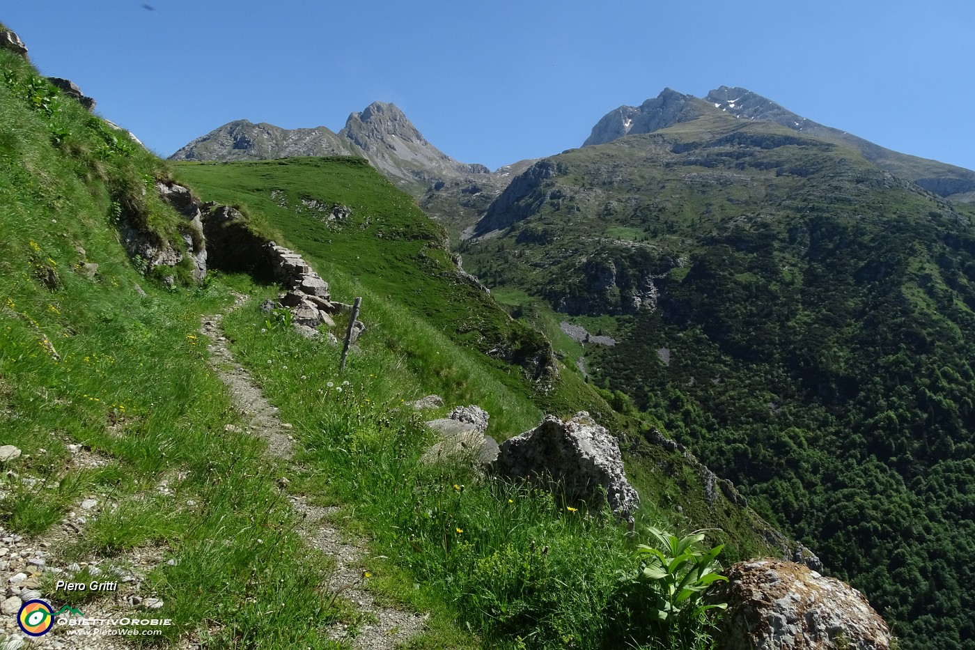 21 Dall'Omo il sentiero sale con vista in Arera e Corna Piana.JPG